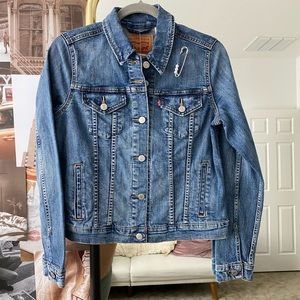 SOLD OFFLINE- Levi’s denim jacket NWT